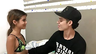 Besos calientes y lamidas de tetas para una pequeña chica HISTORIA COMPLETA